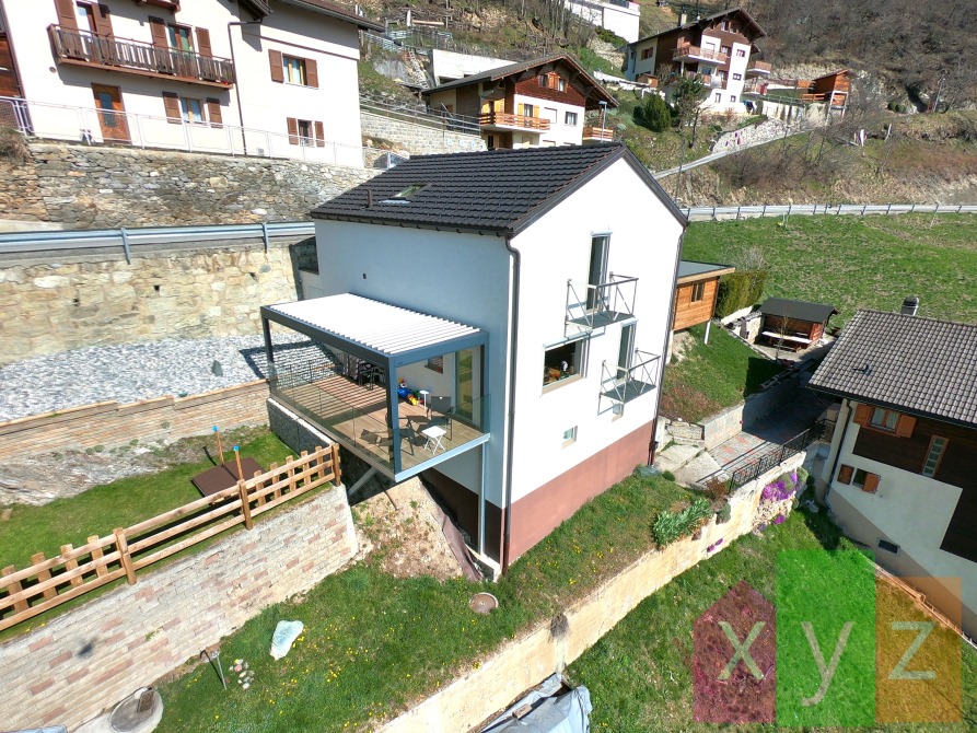 Vue aérienne depuis l'Ouest de cette jolie maison et sa belle terrasse