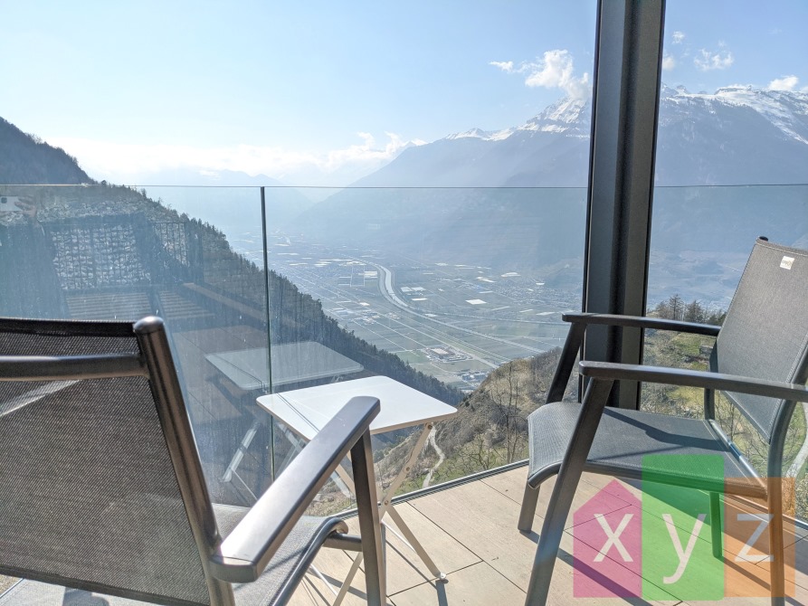 La vue imprenable sur la Vallée du Rhône et les Alpes valaisannes depuis la terrasse