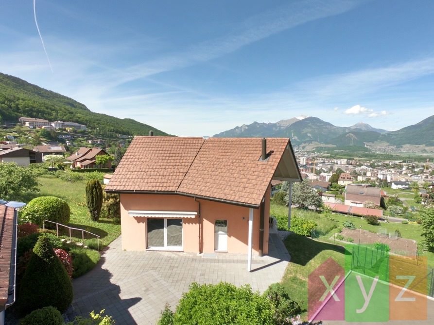 La villa disposant d'une vue panoramique sur la Vallée du Rhône et les Alpes