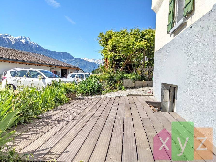 La terrasse de ~12.5 m2 exposée Sud-Est jouissant d'un bel ensoleillement