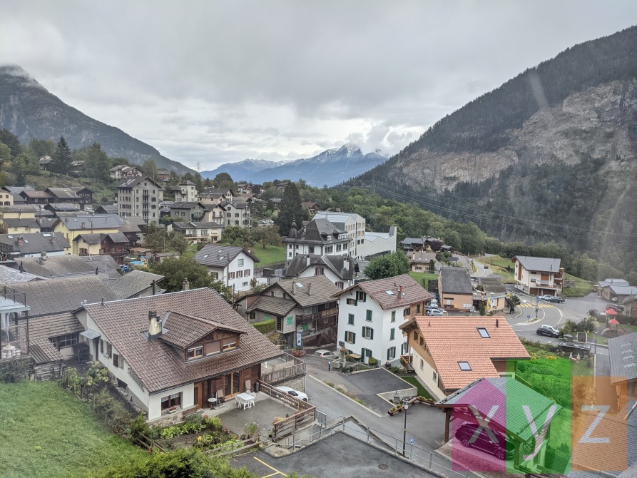 La vue dégagée sur le village et les Alpes