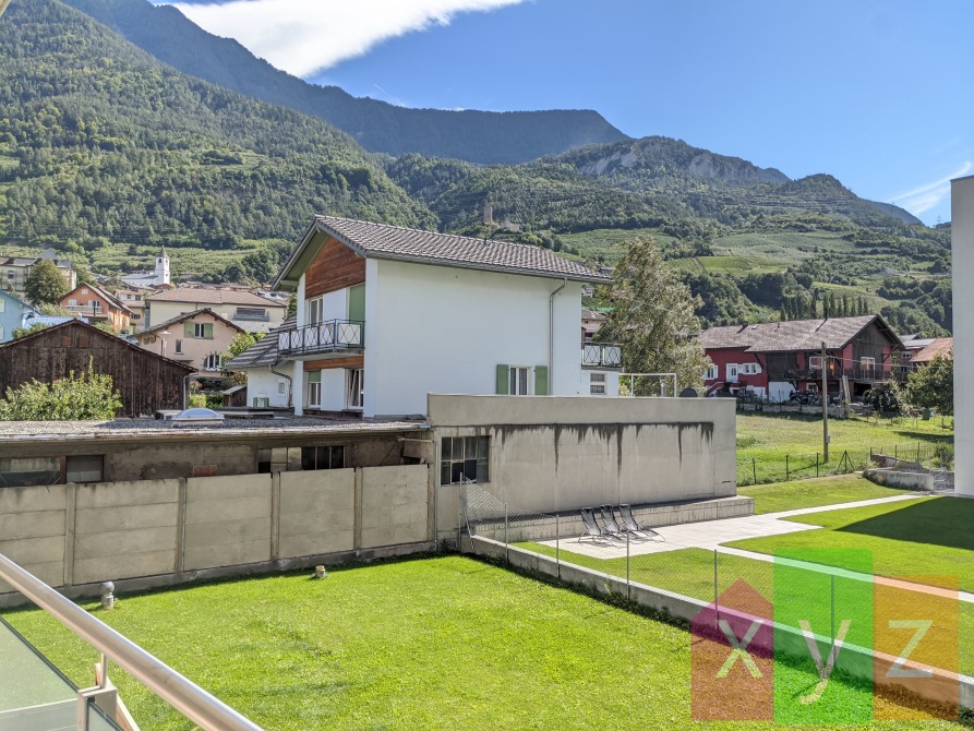 La vue depuis l'ample balcon sur la cour intérieure ainsi que les Alpes