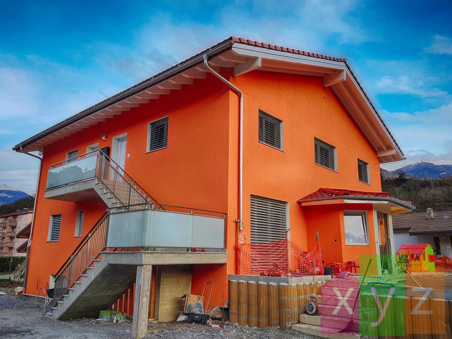 La charmante petite PPE de trois appartements et avec la terrasse surélevée. Le bitume va être coulé.