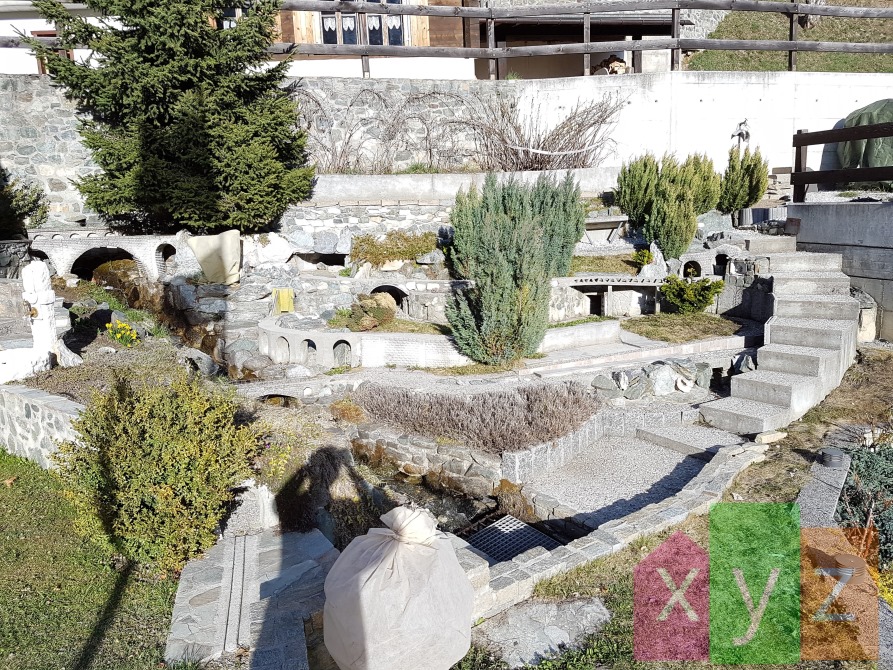 Le magnifique jardin en escalier traversé par un petit ruisseau