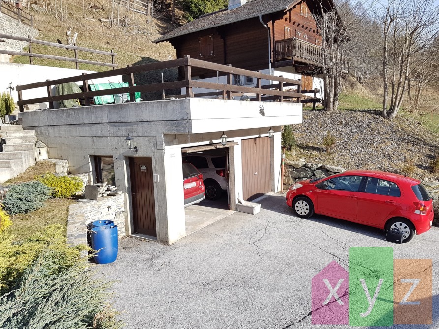 Le garage double avec portes électriques