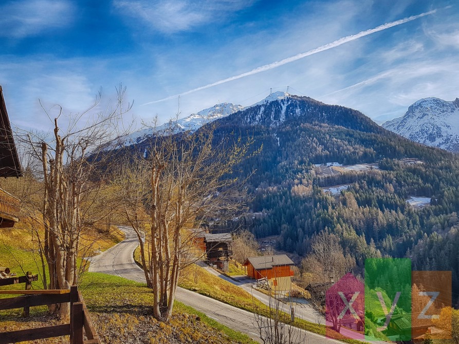 Sublime vue sur les sommets enneigés et forêts sauvages