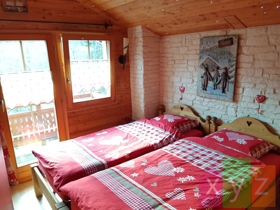 La deuxième chambre avec plafond étoilé et accès au balcon