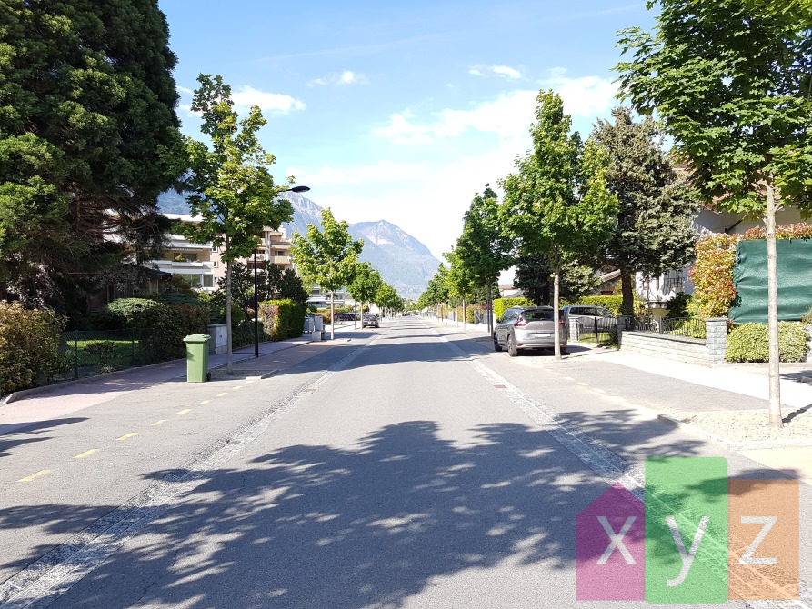 Avenue de la Fusion, en face du terrain, vue depuis l'Ouest