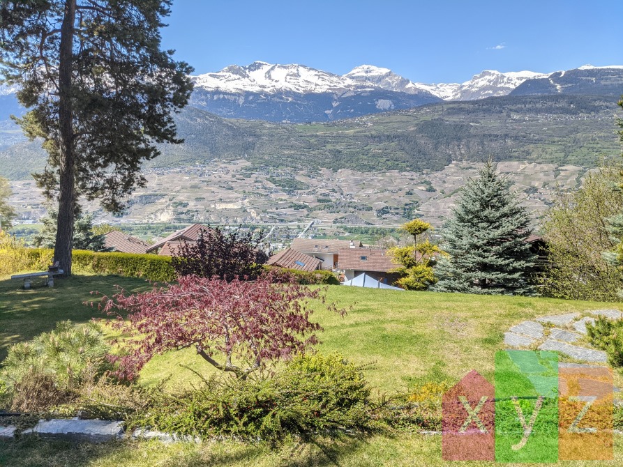 Le jardin avec la vue sur la plaine et les Alpes