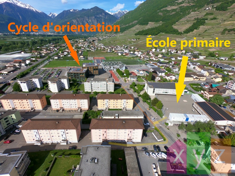 Le chemin immédiat vers l'école primaire et le cycle d'orientation: 1 et 3 minute(s) à pied