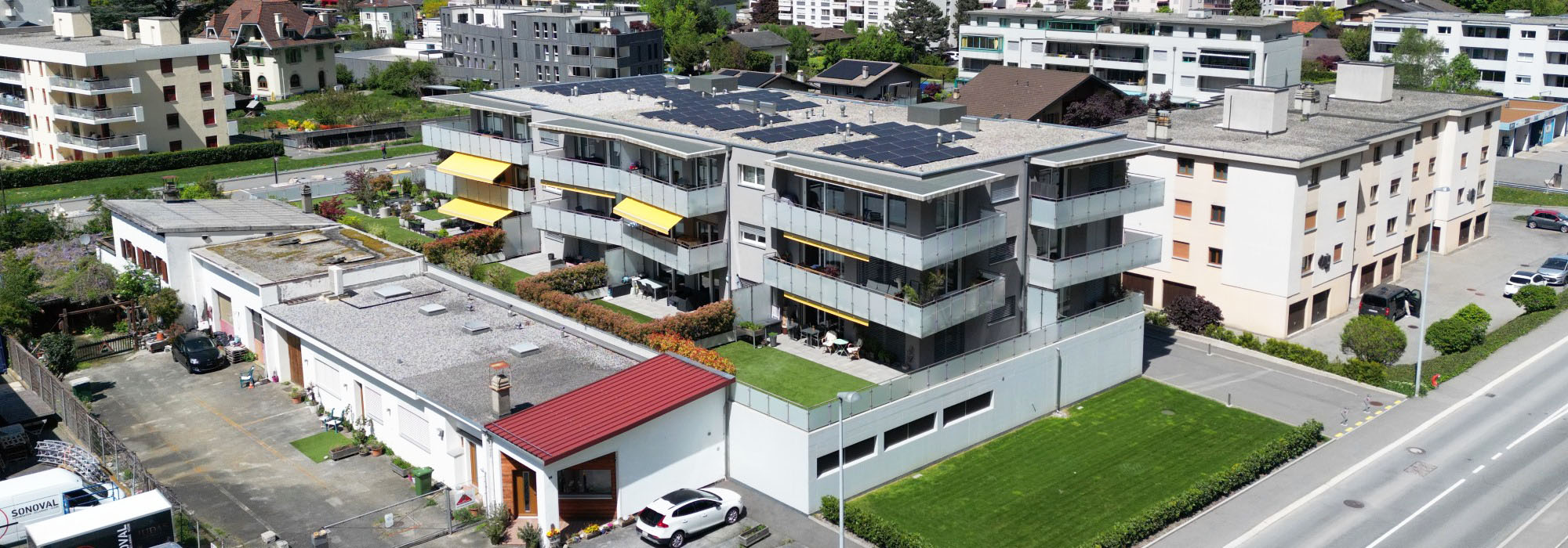 Attique lumineux exposé Sud-Ouest avec panneaux solaires et PAC