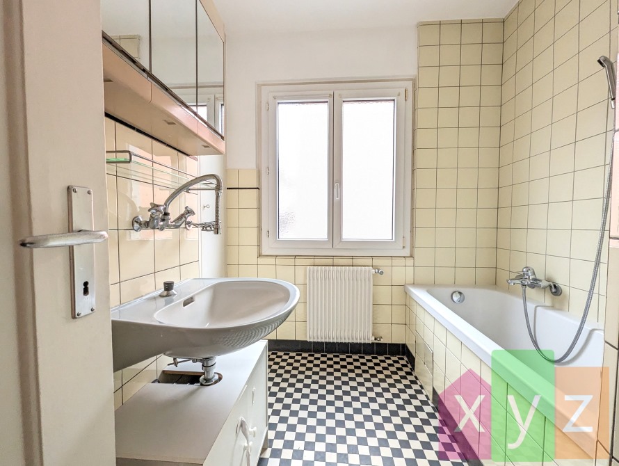 La salle de bains avec fenêtre, idéal pour une aération immédiate - Vue 1