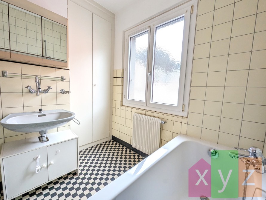 La salle de bains avec fenêtre, idéal pour une aération immédiate - Vue 2
