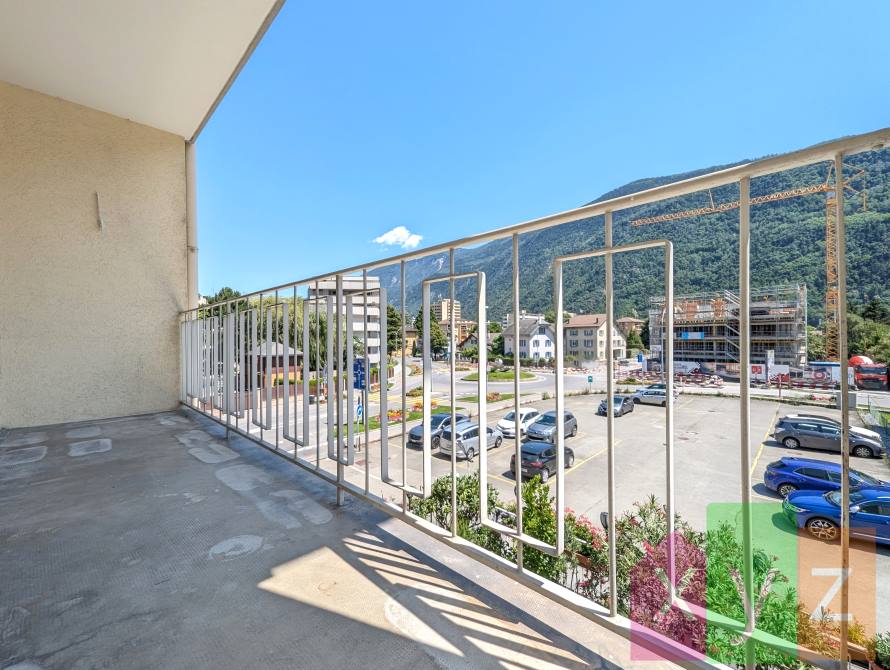 Le balcon exposé plein Sud profitant d'un ensoleillement parfait et d'une vue dégagée - Vue 2