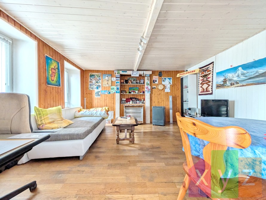 L'espace jour avec ses chaleureuses boiseries - Vue 2