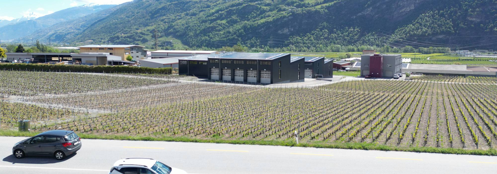 Halles neuves, bien équipées, modernes et bien situées dans le Valais central