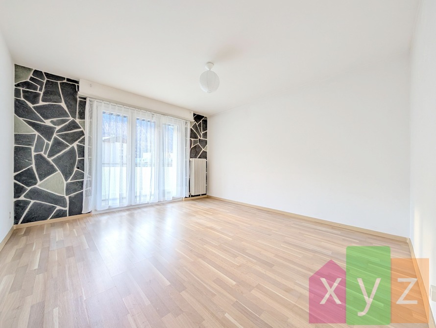 Le joli séjour lumineux avec accès au balcon exposé plein Sud