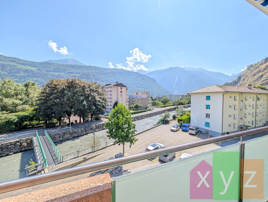 Le balcon sans vis-à-vis bénéficiant d'une vue splendide sur la Dranse, la verdure et les Alpes
