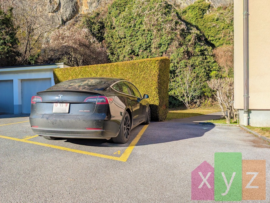 La place de parc, au plus proche de la porte d'entrée du bâtiment