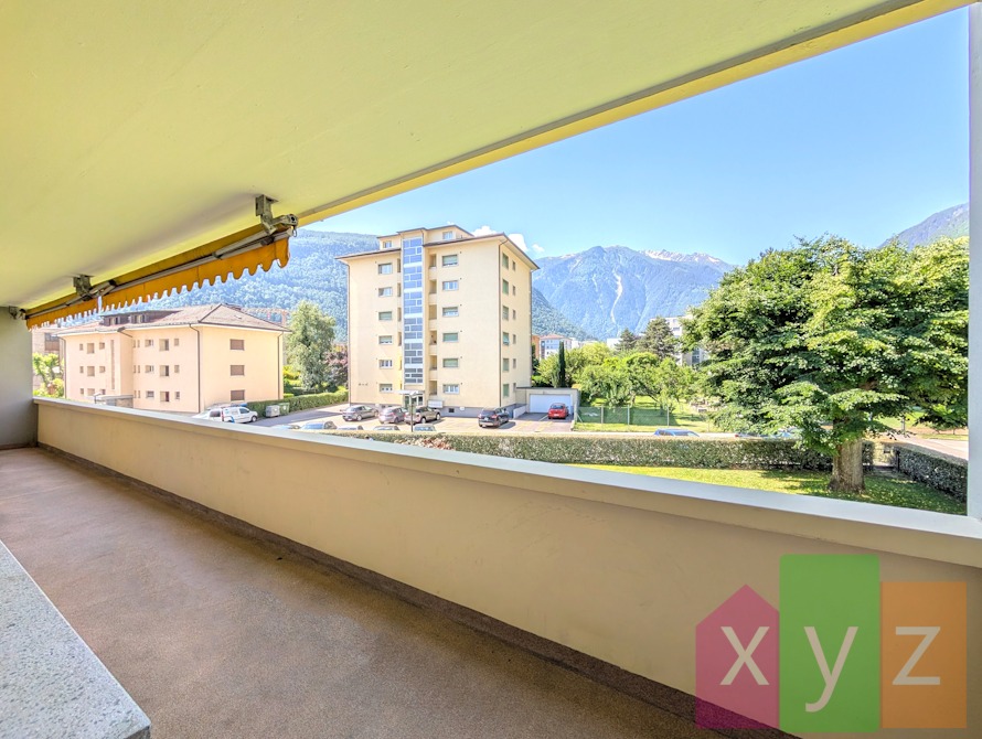 Le long balcon de ~xx m2 exposé Sud-Ouest, jouissant d'une prise électrique extérieure