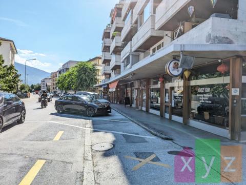 Grands locaux commerciaux dont un restaurant avec vitrine en plein centre de Sierre